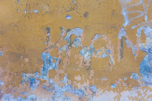 Желтая стена с трещинами и пилинг краски в гранж — стоковое фото