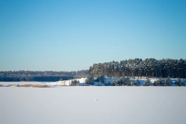 Lago congelado con hielo y nieve — Foto de Stock