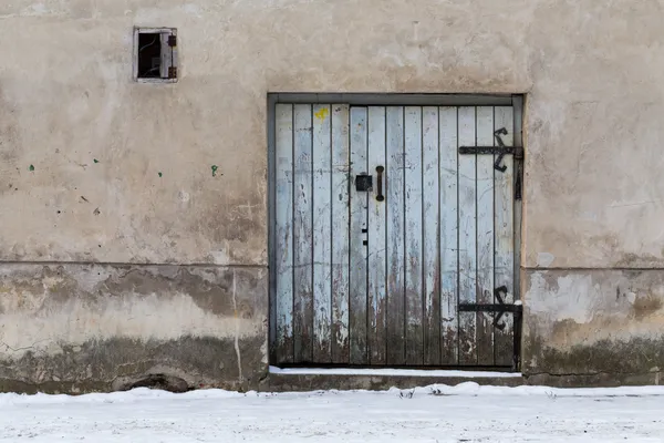 Asma kilitli eski ahşap kapı — Stok fotoğraf