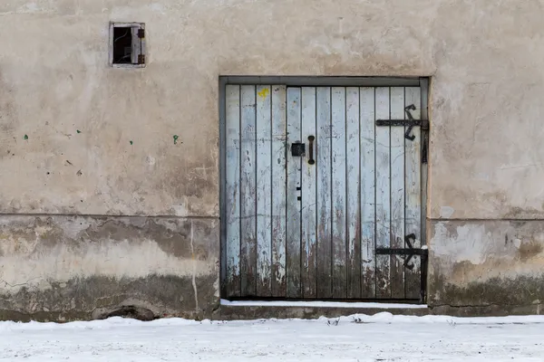 Staré dřevěné dveře s visacím zámkem — Stock fotografie