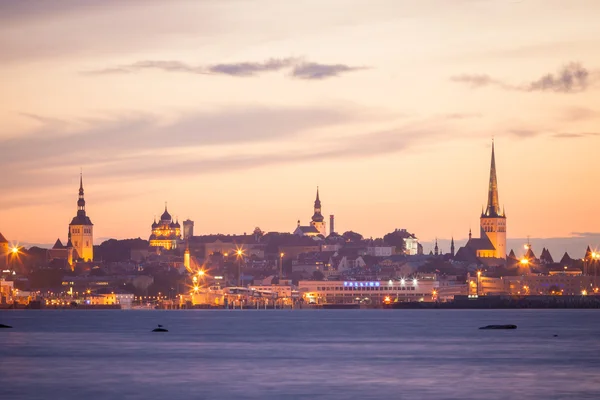 Silhouette of tallinn with fire sunset — Stock Photo, Image