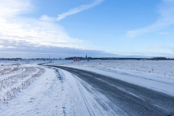 Venkov silnici přes zimu pole — Stock fotografie