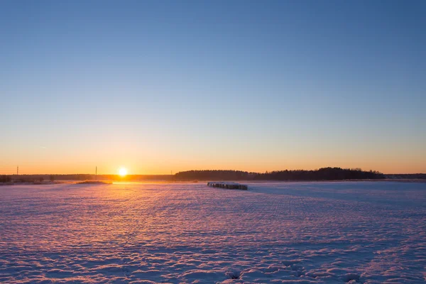 Pôr do sol de inverno no campo — Fotografia de Stock