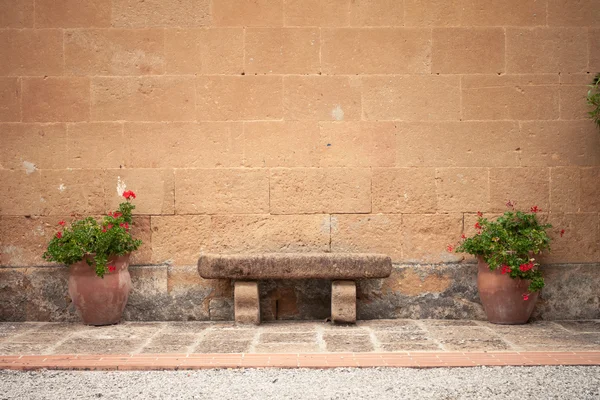 Una panca in pietra, Toscana, Italia — Foto Stock