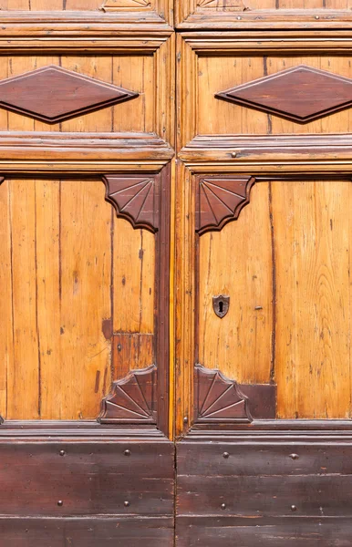Eski bir ahşap ve grungy kilitli kapı — Stok fotoğraf