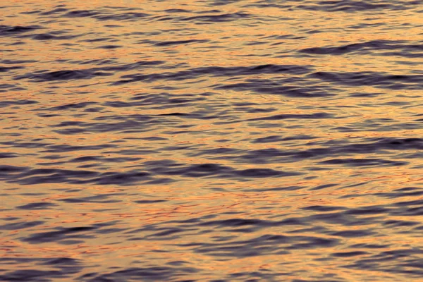 Oberflächenwasser in der Abenddämmerung — Stockfoto