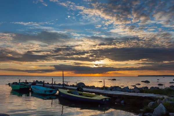 Atardecer pacífico cielo dramático y barcos —  Fotos de Stock