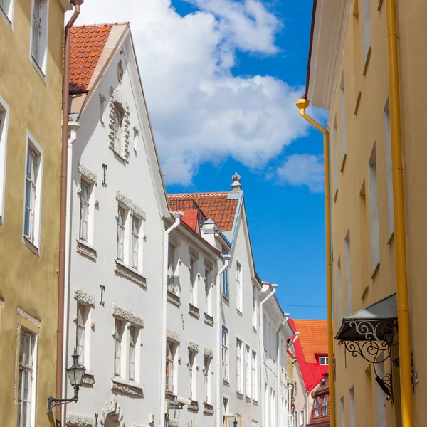 Narrow street in the old town of Tallinn city — Stock Photo, Image