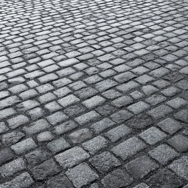 Старая мокрая каменная мощеная улица — стоковое фото