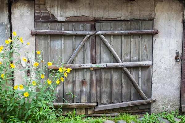 Oude houten deur met slot — Stockfoto