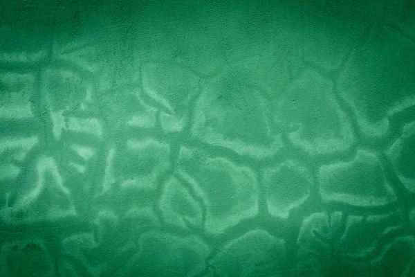 Разбитая зеленая бетонная стена с трещинами — стоковое фото
