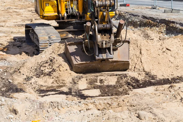 Pesados, escavadeira industrial movendo solo e areia na estrada — Fotografia de Stock