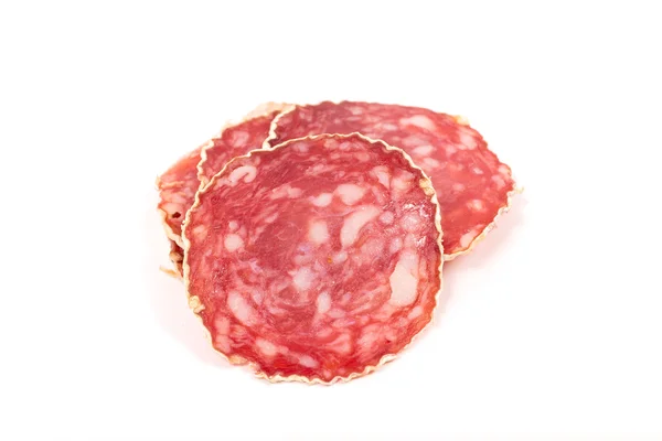 Tranches de saucisse de salami sur fond blanc — Photo