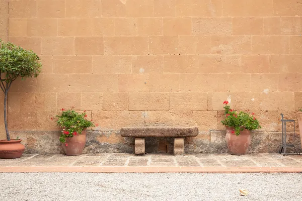 Una panca in pietra, Toscana, Italia — Foto Stock