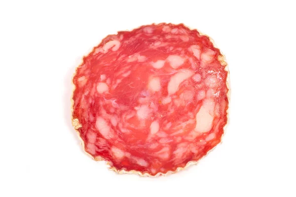 Scheibe Salamiwurst auf weißem Hintergrund — Stockfoto