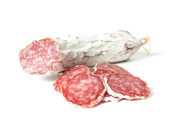 Rodajas de salami aisladas sobre un blanco — Foto de Stock