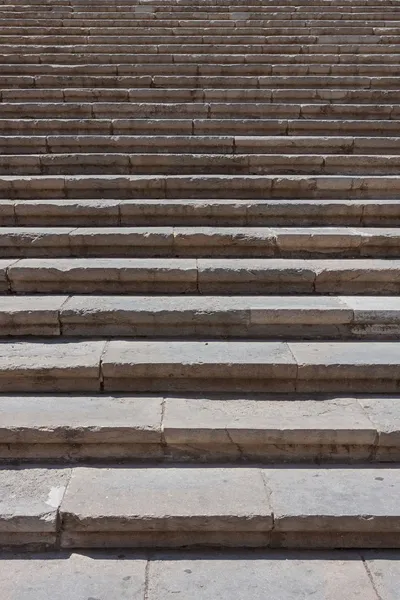 Ancien escalier en pierre endommagé, haut et bas — Photo