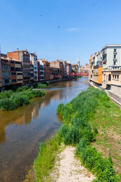 Pintorescas casas en el río en Girona, España — Foto de Stock