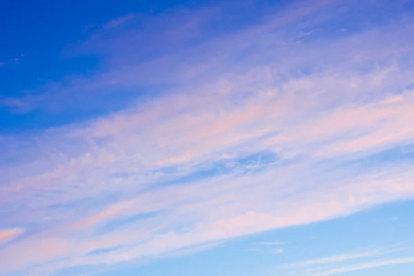 Colores brillantes en un cielo hermoso — Foto de Stock