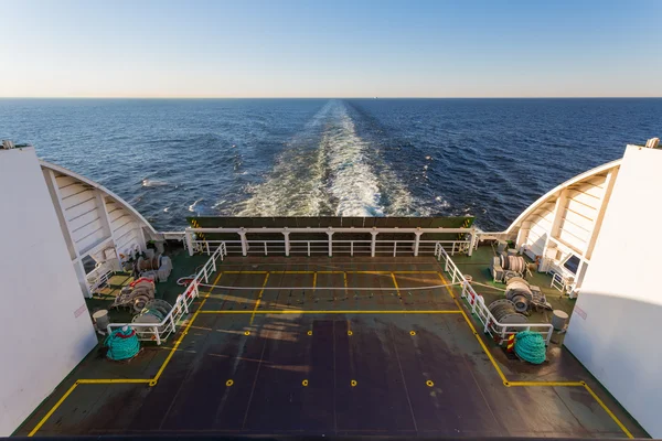 Wakker worden in de oceaan gemaakt door cruiseschip — Stockfoto