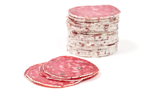 Segmenten van salami worst op een witte achtergrond — Stockfoto