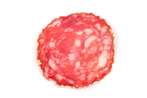 Scheibe Salamiwurst auf weißem Hintergrund — Stockfoto