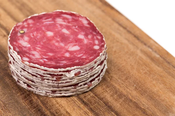 Scheiben Salami auf Holzbrett — Stockfoto