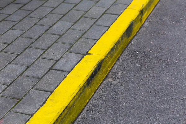 Linia żółta krawężnika na drodze — Zdjęcie stockowe