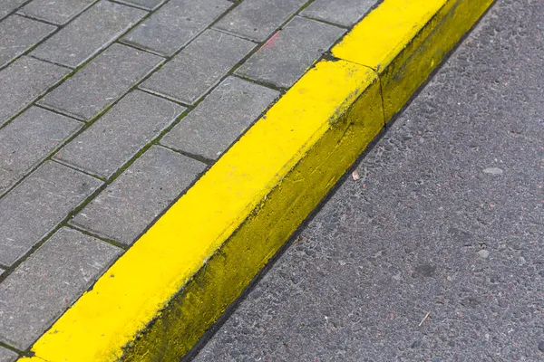 Yellow curb line on the road — Stock Photo, Image