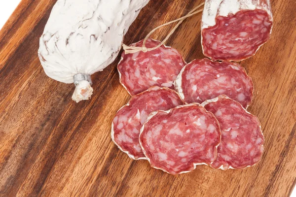 Salame salsicha em fundo de madeira — Fotografia de Stock