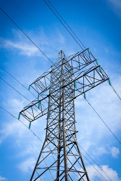 高圧鉄塔の空の背景 — ストック写真
