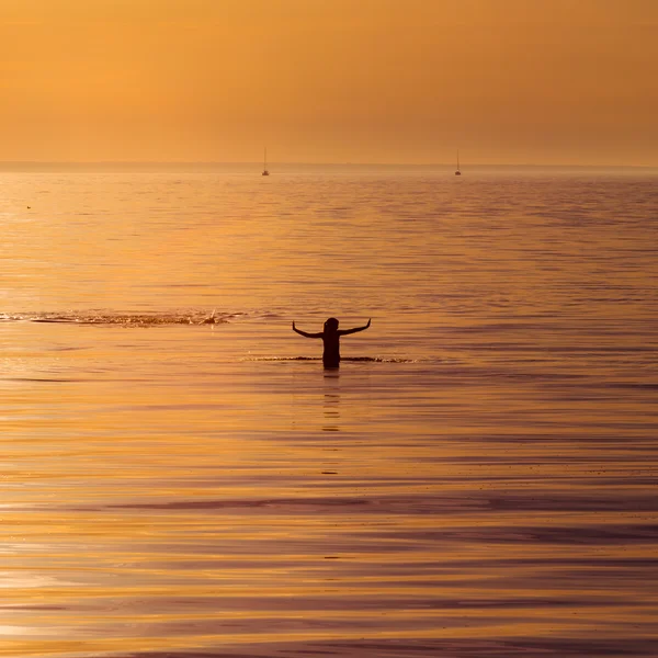 夕日の光の中で海の女性 — ストック写真