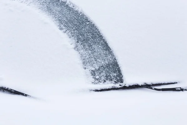 Очистка от снега автомобиля — стоковое фото
