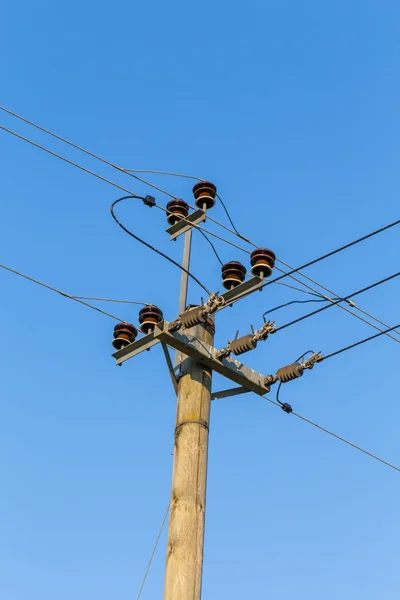 Antiguo poste de transmisión de energía de madera con cables —  Fotos de Stock