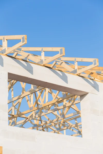 Yeni konut inşaat ev çerçeve mavi gökyüzü karşı — Stok fotoğraf