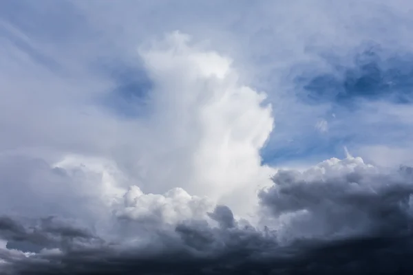 Nuvens escuras tempestade antes da chuva — Fotografia de Stock