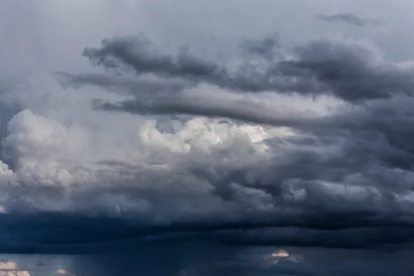 Nubes de tormenta oscura antes de la lluvia —  Fotos de Stock