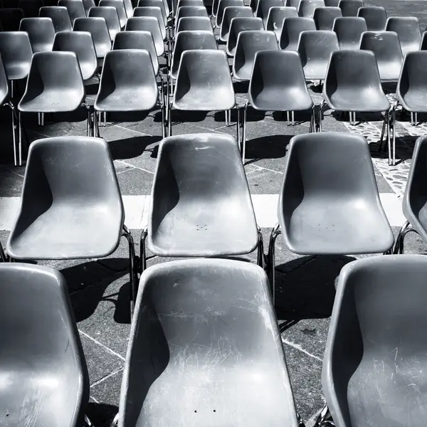 Lege grijze plastic stoelen — Stockfoto