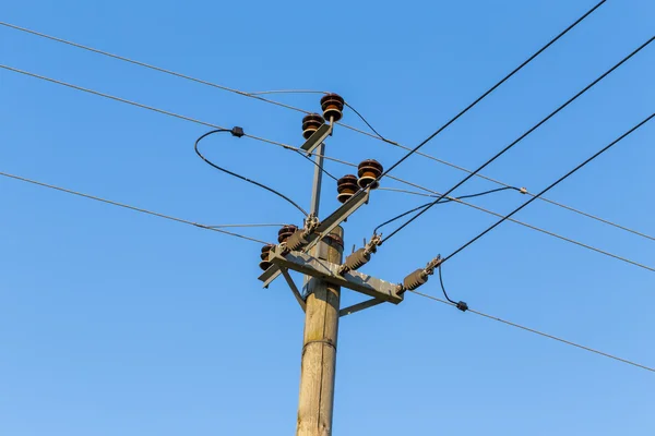 Old wooden power transmission pole with wires — Stock Photo, Image