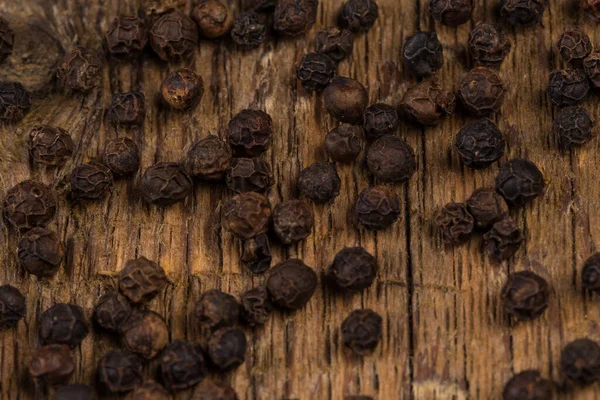 Pimienta Negra Sobre Una Mesa Fondo Madera —  Fotos de Stock