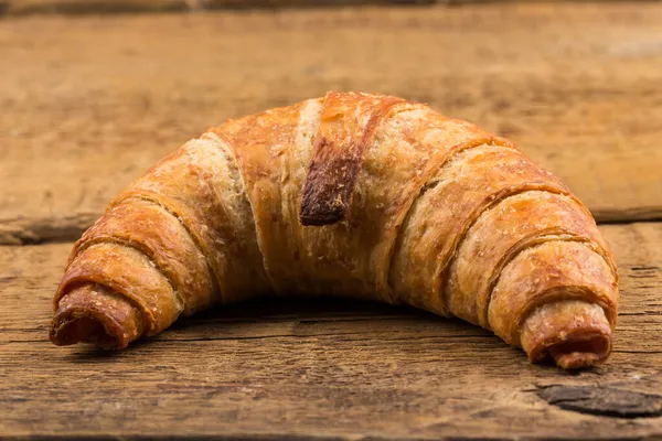 Frisch Gebackene Croissants Auf Holzgrund — Stockfoto