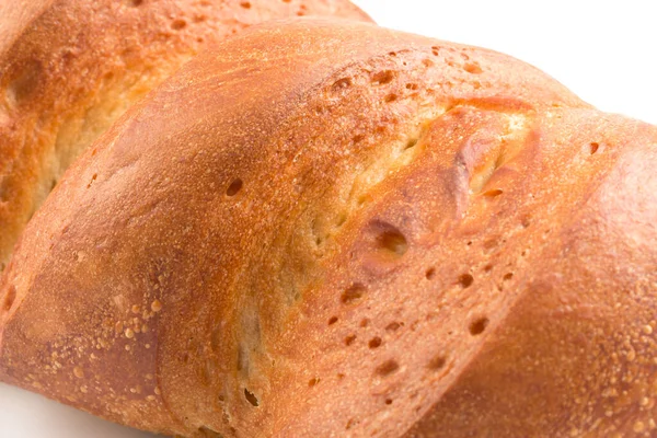 白色背景的新鲜烤传统面包 — 图库照片