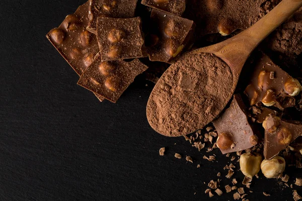 Piezas Nueces Chocolate Rotas Cacao Polvo Cuchara Sobre Fondo Piedra — Foto de Stock