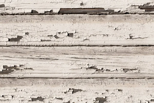 用白漆木板墙严重风化和剥皮 — 图库照片