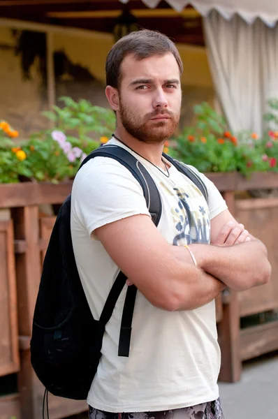 Portrét mladého muže s batohem. založenýma na — Stock fotografie
