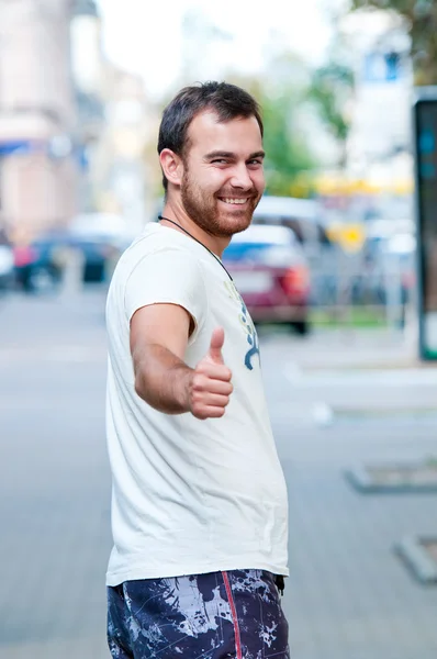 Porträtt av glad ung kille. visar tummen upp. cool. — Stockfoto