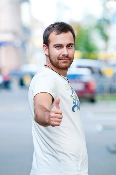Portrét veselý mladík. ukazuje palec nahoru. Cool. — Stock fotografie
