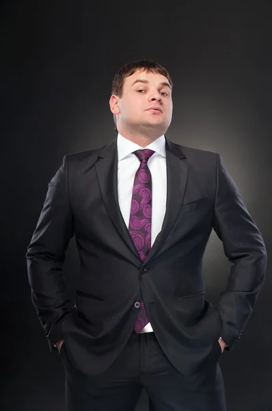Ein junger Mann im Anzug mit beunruhigtem Gesichtsausdruck, der — Stockfoto