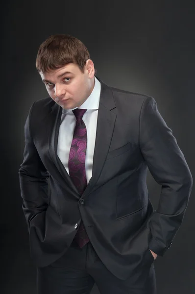 Ein junger Mann im Anzug mit beunruhigtem Gesichtsausdruck, der — Stockfoto