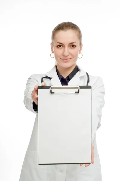 Mulher médico com uma placa branca em um fundo branco . — Fotografia de Stock